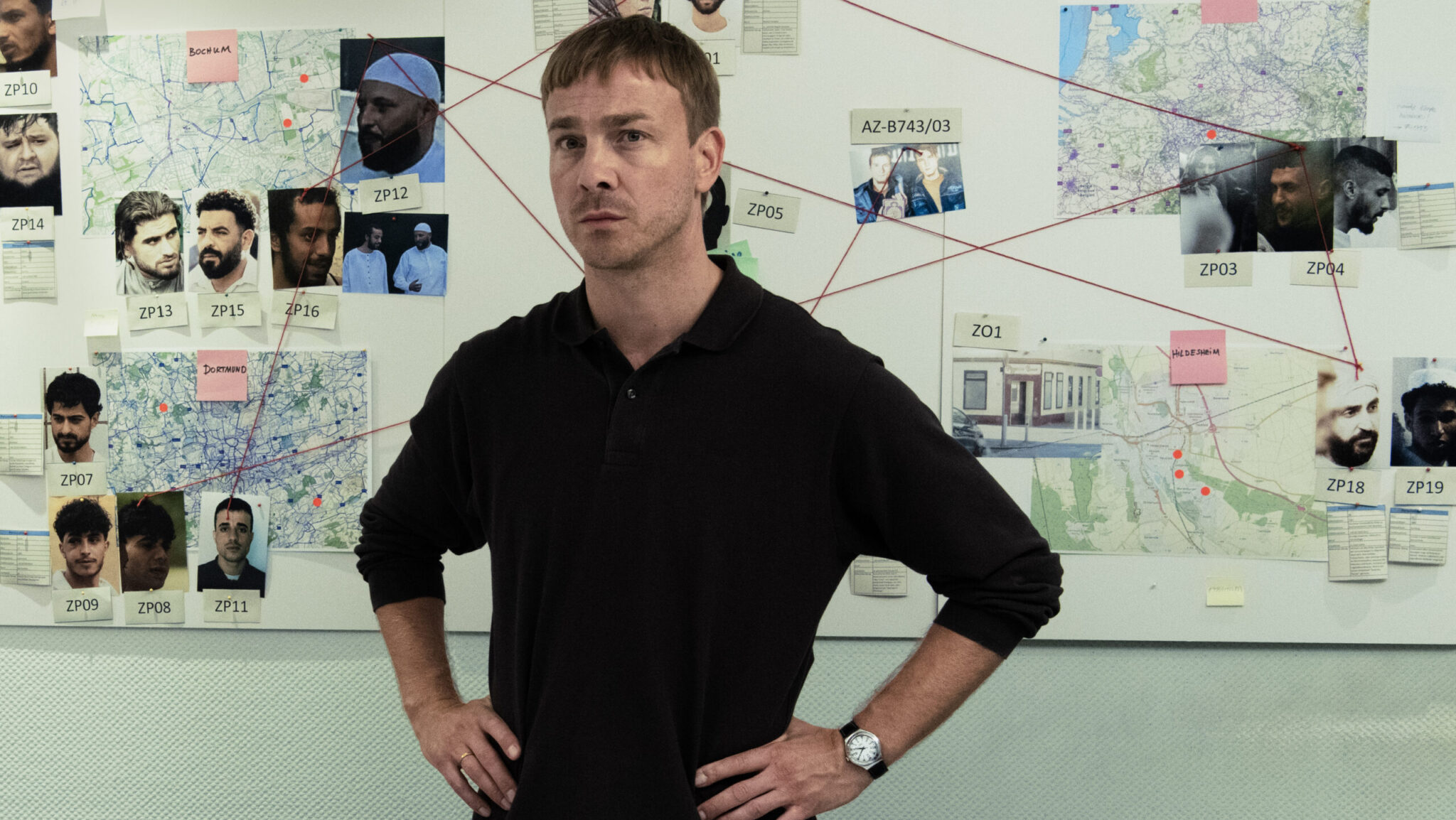 Scene from "Blindpsot Berlin", Albrecht Schuch as "Frank Laudin" in the LKA press room